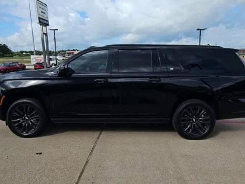 Used 2025 Cadillac Escalade ESV Sport w/ LPO, ONYX Package AWD/4WD image 4