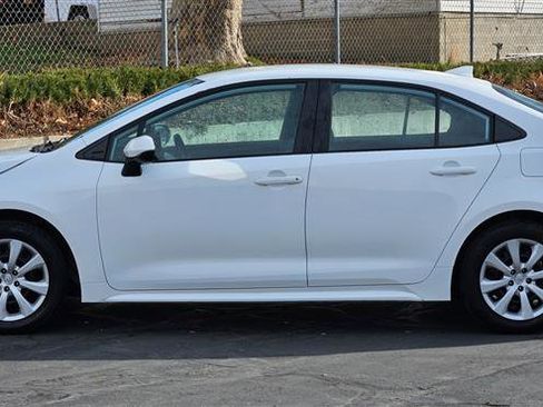 Used 2022 Toyota Corolla LE image 2