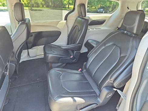 Used 2023 Chrysler Pacifica Touring-L FWD image 16