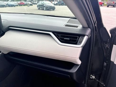 Used 2019 Toyota RAV4 XLE AWD/4WD image 11