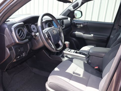 Used 2020 Toyota Tacoma TRD Sport w/ Technology Package RWD image 5