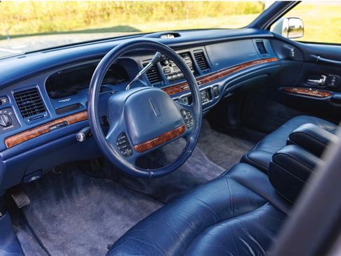 Used 1995 Lincoln Town Car Signature RWD image 8