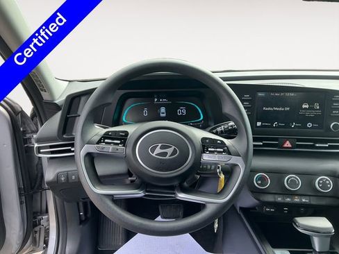 Certified 2025 Hyundai Elantra SE FWD image 13