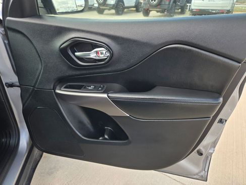 Certified 2019 Jeep Cherokee Latitude Plus w/ Comfort/Convenience Group image 27