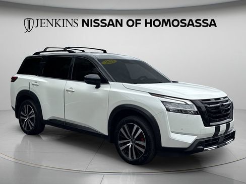 Used 2023 Nissan Pathfinder Platinum w/ Black Appearance Package FWD image 5
