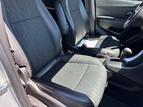 Used 2019 Chevrolet Trax LT w/ LT Convenience Package AWD/4WD image 16