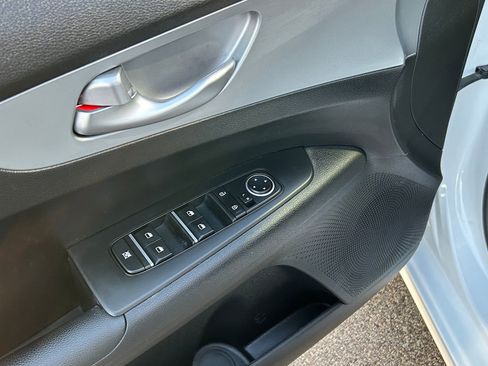 Used 2023 Kia Forte LXS image 9