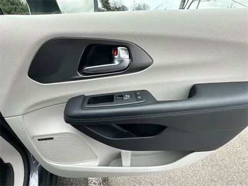 Used 2019 Chrysler Pacifica Limited w/ Advanced Safetytec Group image 26
