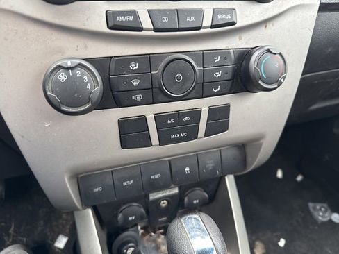 Used 2010 Ford Focus SE image 16