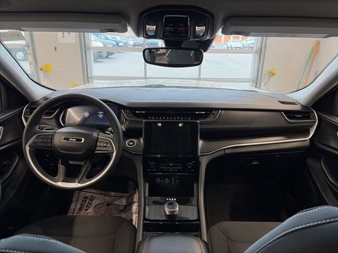 Used 2023 Jeep Grand Cherokee Laredo image 12