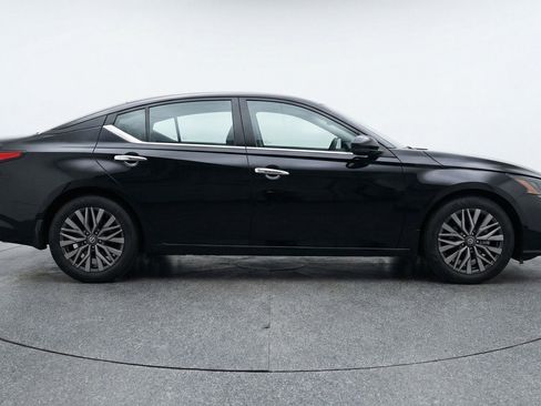 Used 2025 Nissan Altima 2.5 SV image 11