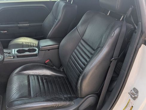 Used 2014 Dodge Challenger SXT RWD image 9