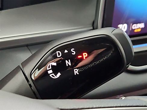 New 2025 Volkswagen Tiguan SE image 34