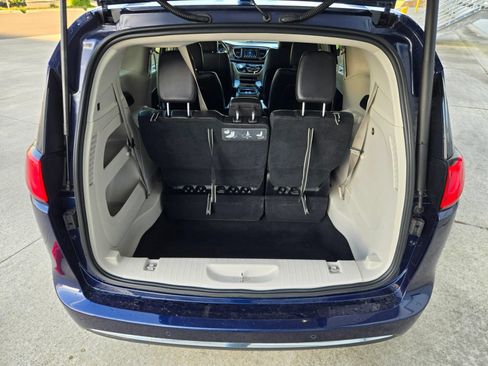 Used 2019 Chrysler Pacifica Touring-L FWD image 18