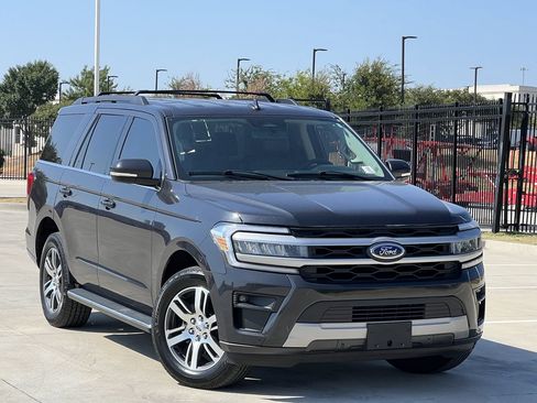 Used 2022 Ford Expedition XLT RWD image 2
