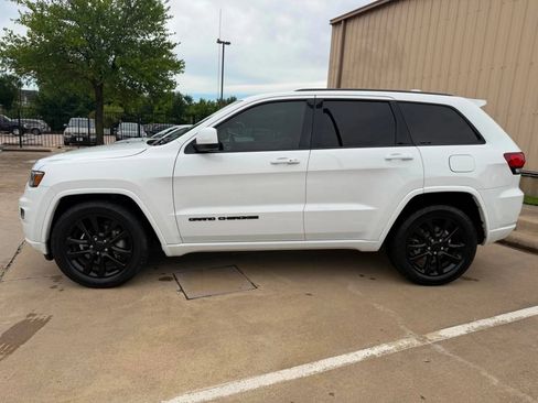 Used 2018 Jeep Grand Cherokee Altitude RWD image 4