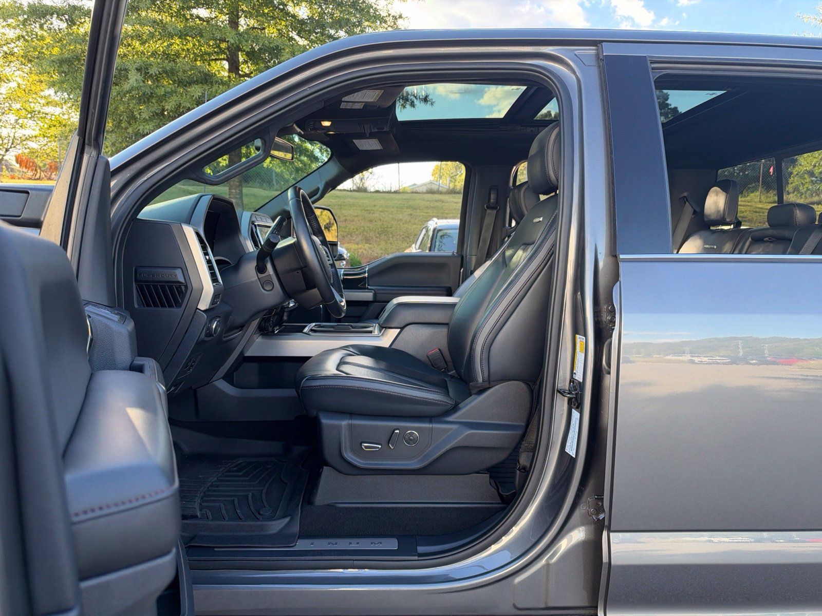 Used 2022 Ford F250 Platinum w/ Tremor Off-Road Package AWD/4WD image 30