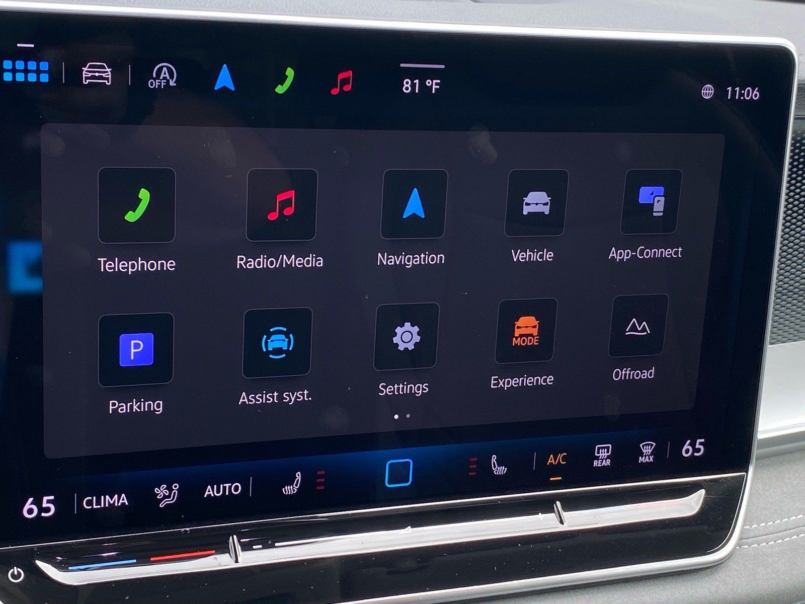 Certified 2025 Volkswagen Tiguan SE AWD/4WD image 14