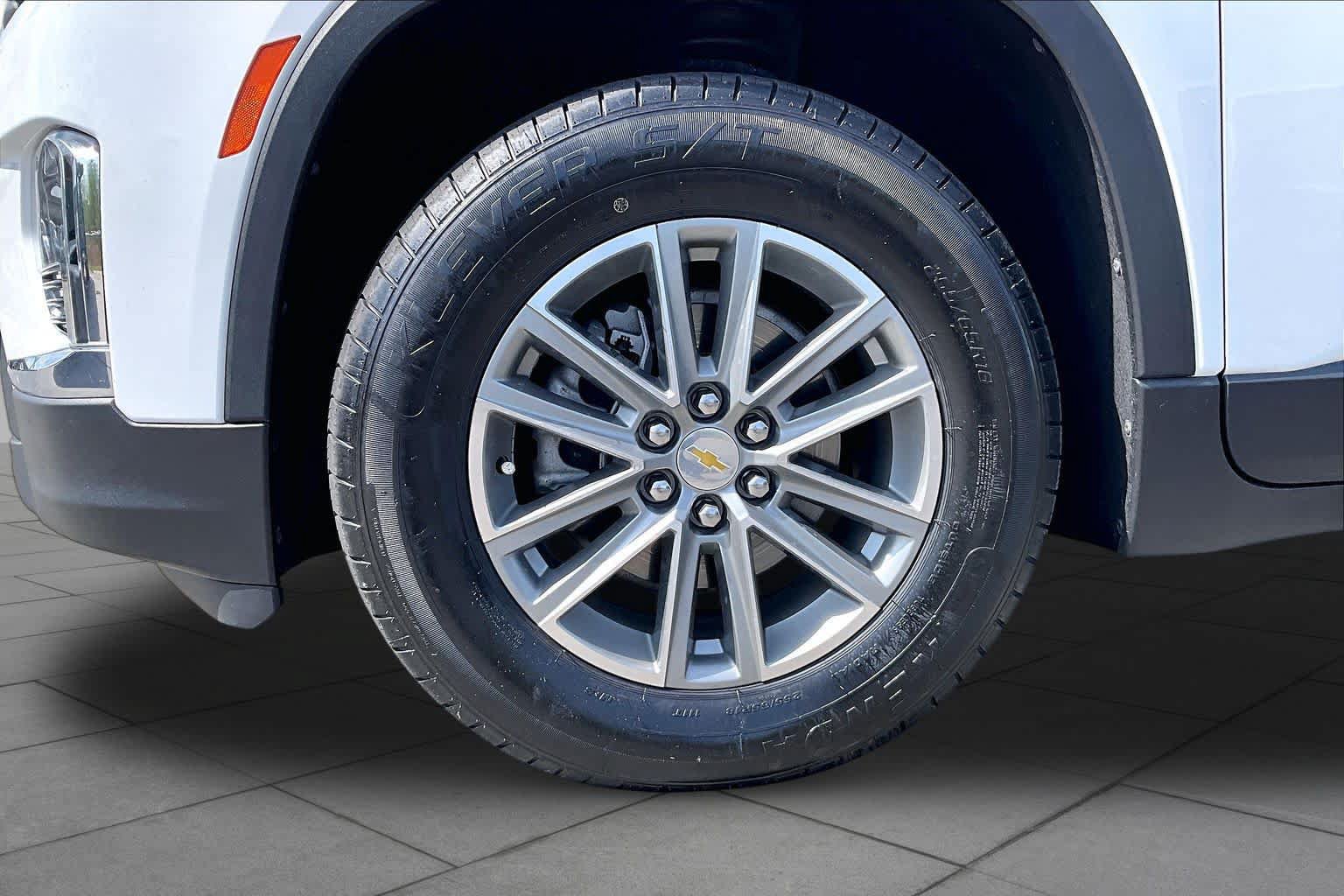 Used 2023 Chevrolet Traverse LT FWD image 20