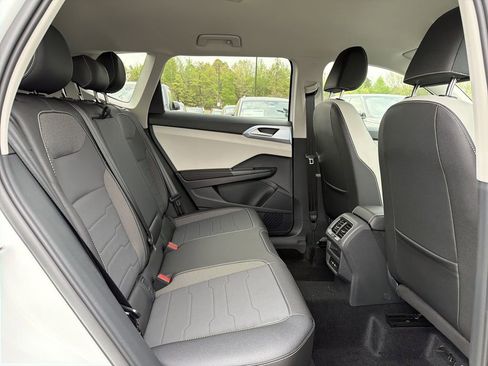 New 2026 Volkswagen Taos SE FWD image 15
