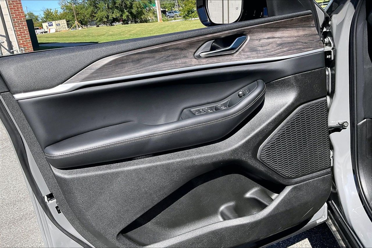 New 2027 Jeep Grand Cherokee Altitude RWD image 23