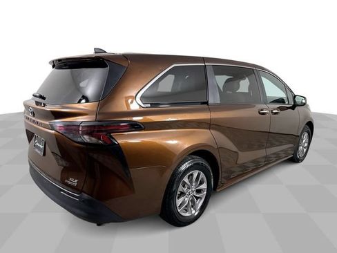 Used 2024 Toyota Sienna XLE AWD/4WD image 8