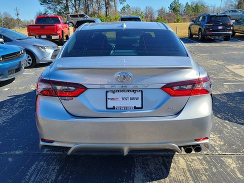 Used 2024 Toyota Camry SE image 5