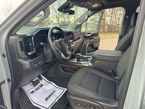 Used 2024 Chevrolet Silverado 1500 LT Trail Boss w/ Convenience Package II AWD/4WD image 16