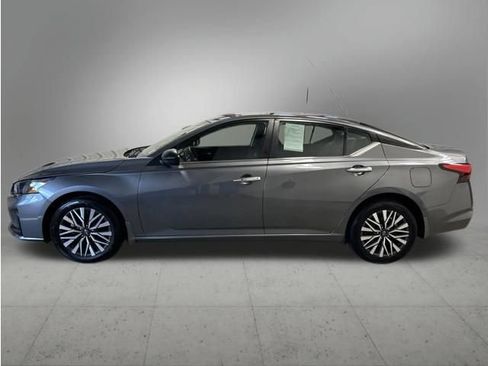 Used 2024 Nissan Altima 2.5 SV AWD/4WD image 2