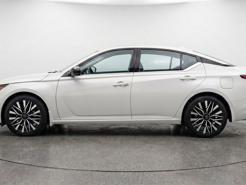 Used 2025 Nissan Altima 2.5 SV FWD image 5