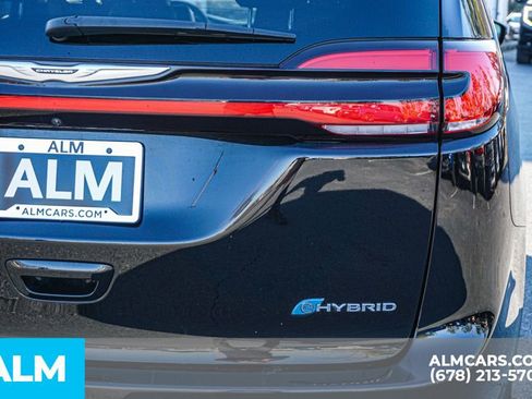 Used 2024 Chrysler Pacifica Select image 13