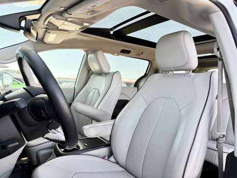 Used 2020 Chrysler Pacifica Limited image 17