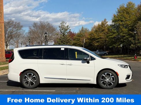 New 2026 Chrysler Pacifica Pinnacle image 4