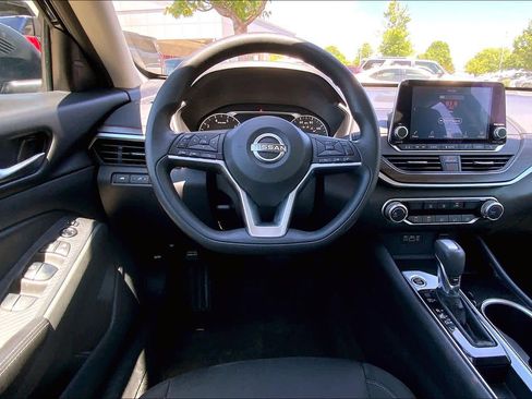 Used 2024 Nissan Altima 2.5 SV FWD image 6
