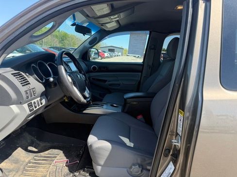 Used 2014 Toyota Tacoma 4x4 Access Cab V6 w/ TRD Sport Package image 9