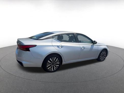 Used 2024 Nissan Altima 2.5 SV FWD image 15