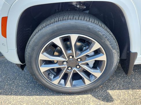 New 2025 Jeep Grand Cherokee Overland w/ Luxury Tech Group IV image 33