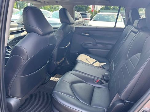 Used 2020 Toyota Highlander XLE AWD/4WD image 19