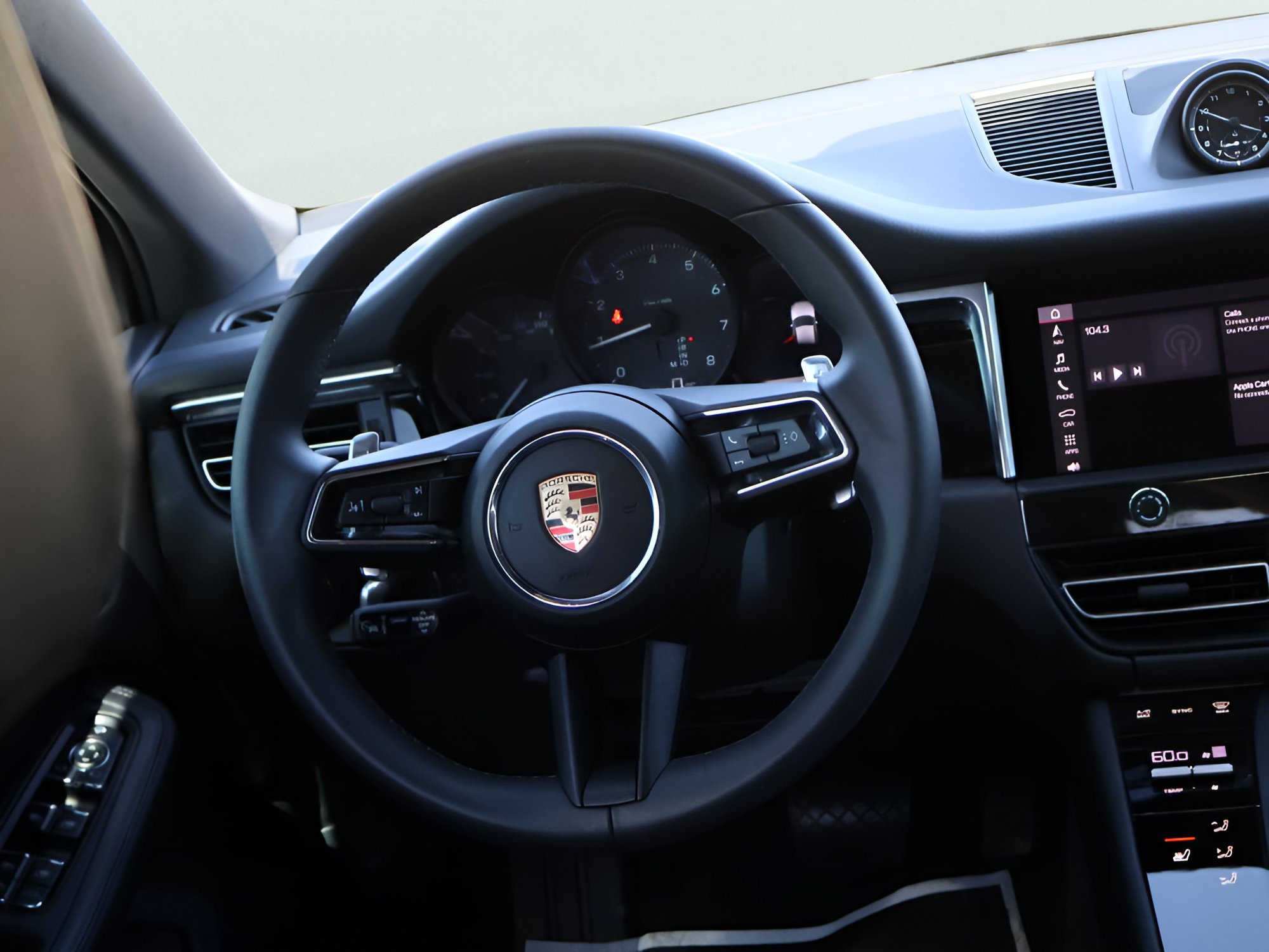 Certified 2025 Porsche Macan AWD/4WD image 20