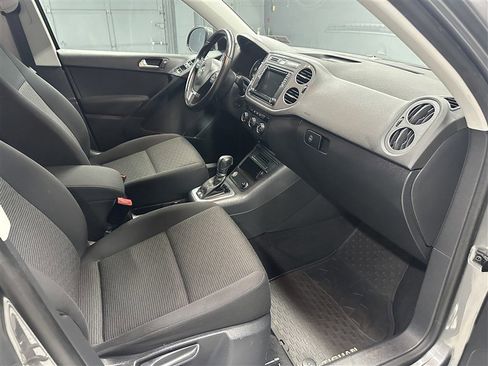Used 2017 Volkswagen Tiguan S image 11