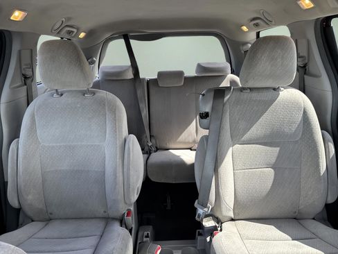 Used 2019 Toyota Sienna LE w/ Outdoor Package image 14