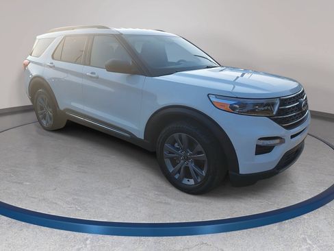 Used 2023 Ford Explorer XLT w/ Equipment Group 202A AWD/4WD image 3