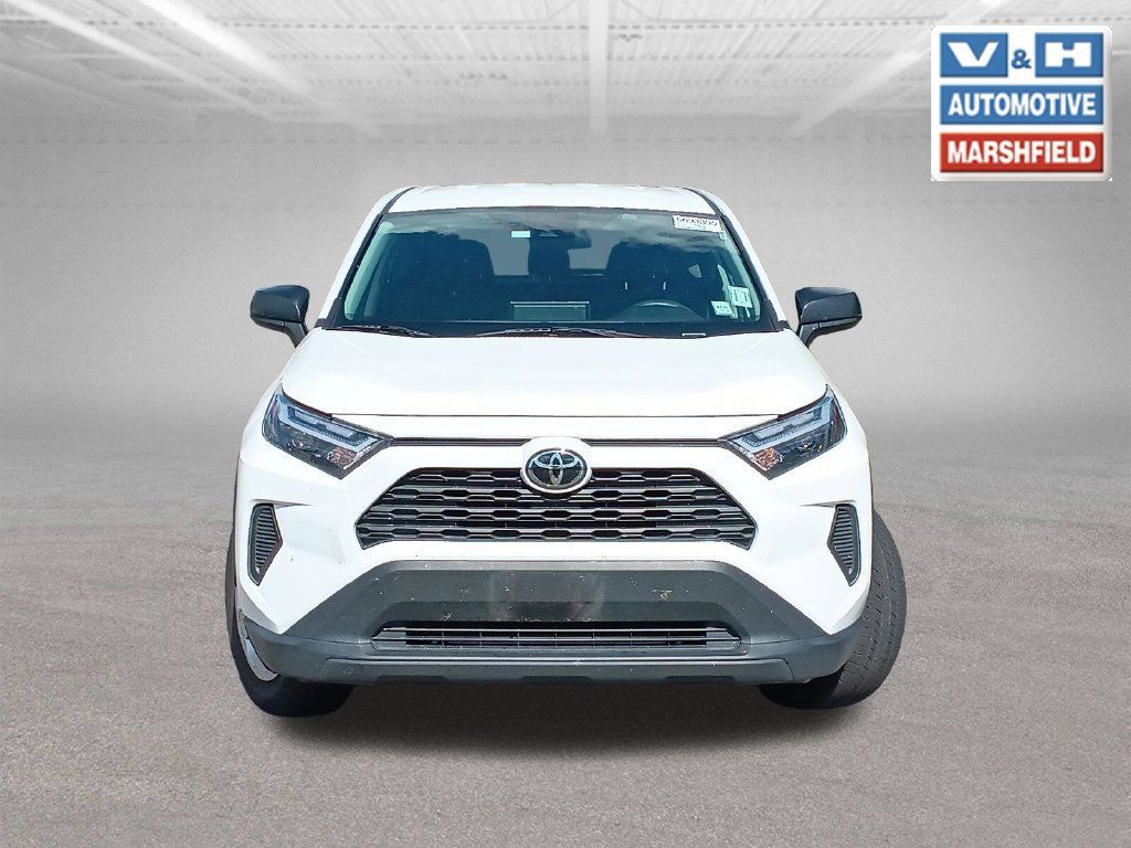 Used 2025 Toyota RAV4 LE AWD/4WD image 9