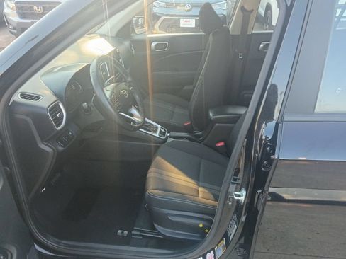 Used 2025 Hyundai Venue SEL FWD image 4