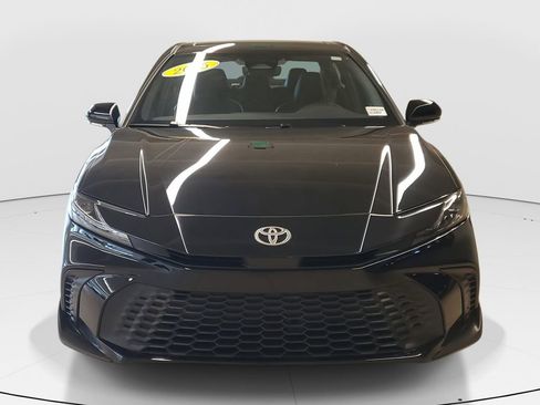 Used 2025 Toyota Camry SE w/ Convenience Package image 2
