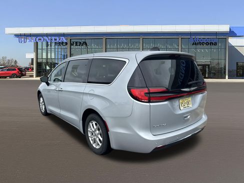 Used 2024 Chrysler Pacifica Touring-L FWD image 3