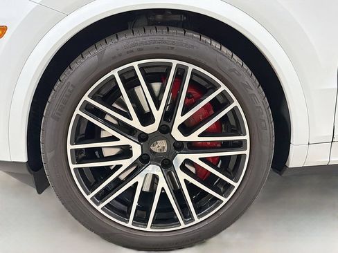 Used 2025 Porsche Cayenne Turbo AWD/4WD image 43