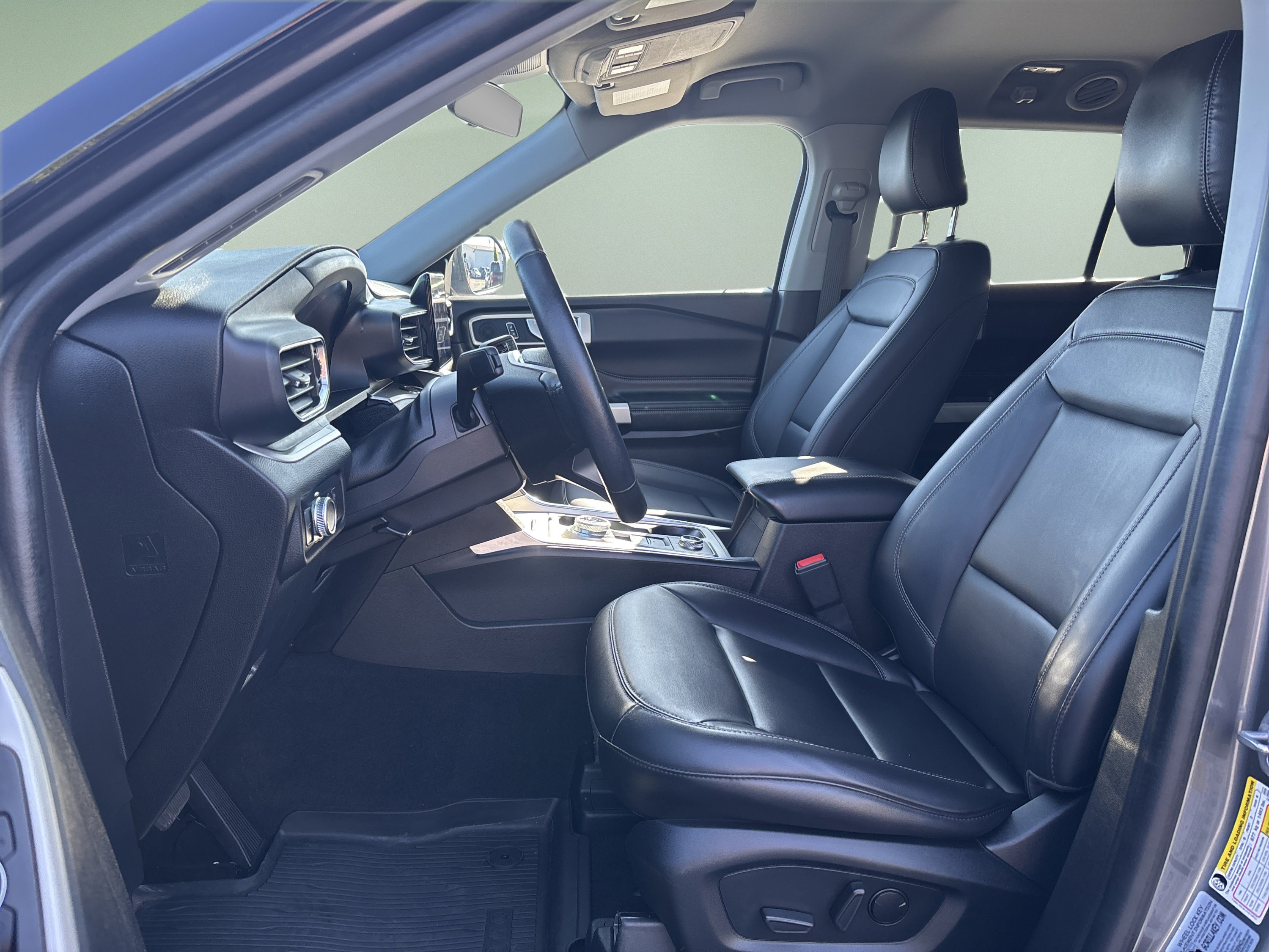 Used 2022 Ford Explorer XLT w/ Equipment Group 202A AWD/4WD image 22