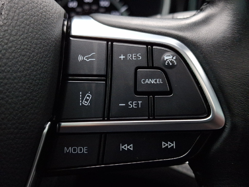 Used 2021 Toyota Highlander XLE AWD/4WD image 25