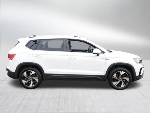 Certified 2024 Volkswagen Taos SE w/ Panoramic Sunroof Package image 8